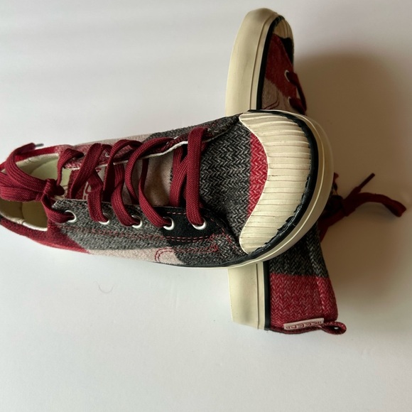 Keen 100% Vulcanized Footwear Women's Red and Black Plaid Sneakers Size 7 - Picture 2 of 10